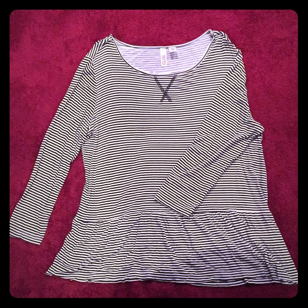 black and white shirt with peplum and 3/4 sleeves.